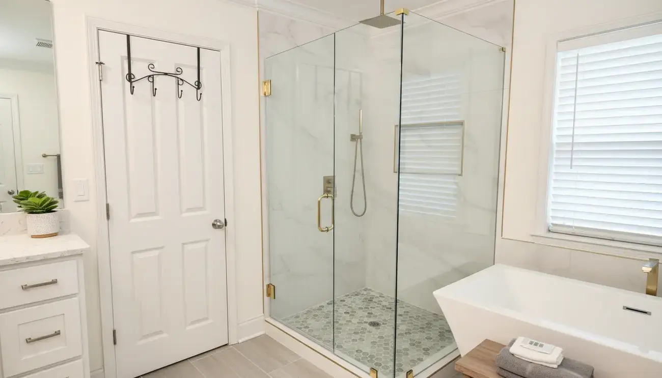 Frameless showers - image One